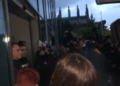 Protesta për Arlinda Zekajn arrin te Ministria e Drejtësisë, kërkohet dorëheqja e Gërvallës