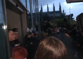 Protesta për Arlinda Zekajn arrin te Ministria e Drejtësisë, kërkohet dorëheqja e Gërvallës