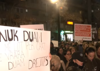 Protestuesit ndalen te Kryeprokurori i Shtetit dhe KPK-ja, kërkojnë shkarkime e ndjekje penale