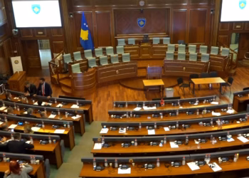 Përfundon seanca e Kuvendit, PDK nuk largohet nga salla – kërkon votimin e Speciales në lexim të dytë