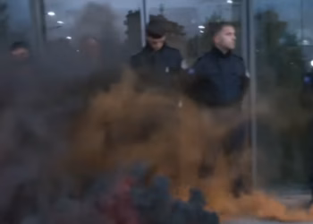 Dita e tretë e protestës për rastin e Arlinda Zekajt, hedhen tymues para Ministrisë së Gërvallës: Dorëheqje