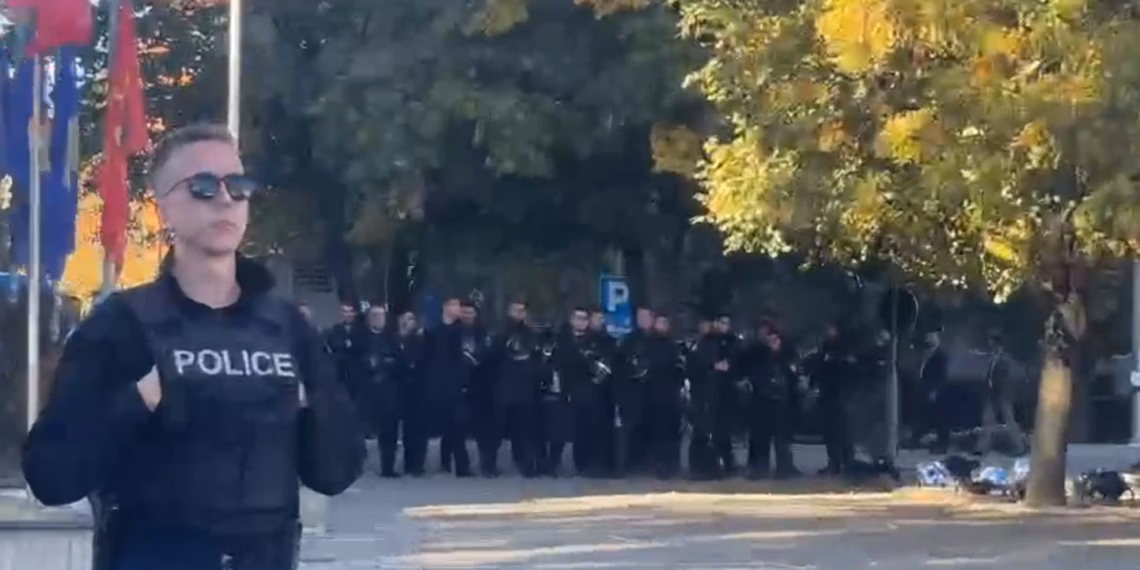 Pas përfundimit të seancës, policia rrethon hyrjen e Qeverisë – protestuesit mobilizohen për të bllokuar daljen e deputetëve