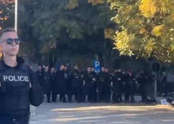 Pas përfundimit të seancës, policia rrethon hyrjen e Qeverisë – protestuesit mobilizohen për të bllokuar daljen e deputetëve