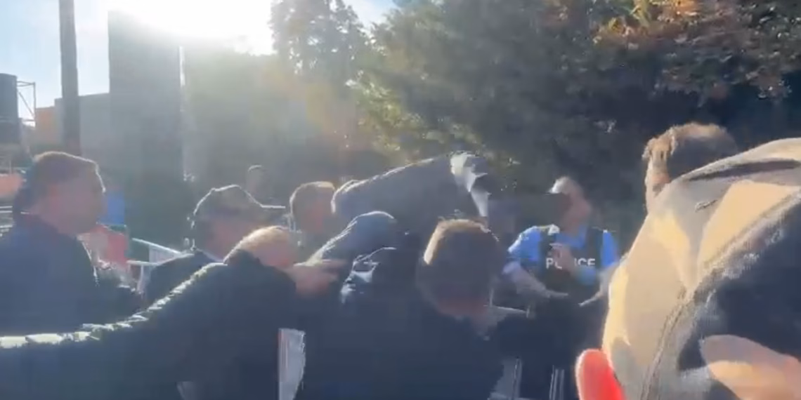 Protestuesit e “hedhin” brenda Kuvendit deputetin e VV-së
