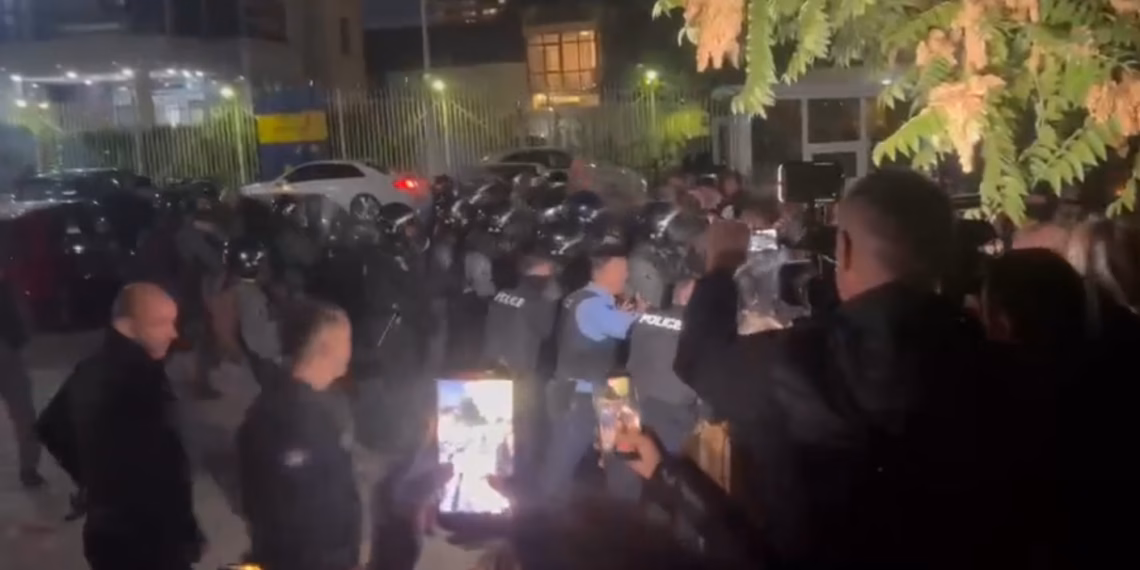 Përshkallëzohet situata para Qeverisë dhe Kuvendit, policia përdor gaz lotsjellës