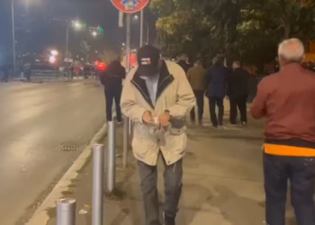 Përshkallëzohet protesta: Qytetarët barrikadojnë rrugët