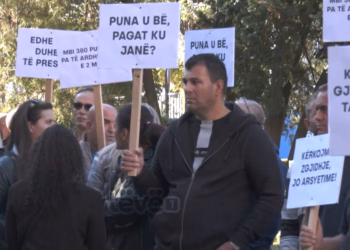 “Ku janë pagat?” – Punëtorët e NPB-së protestojnë para Komunës së Prishtinës, paralajmërojnë bllokimin e saj