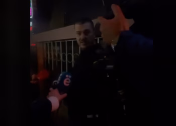 Arrestohet një protestues në sheshin e Prishtinës, thotë se po protestonte për UÇK-në