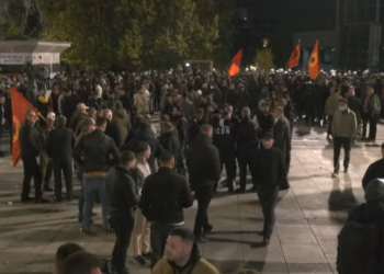 Nis të qetësohet situata, protestuesit rikthehen në shesh pranë Qeverisë dhe Kuvendit