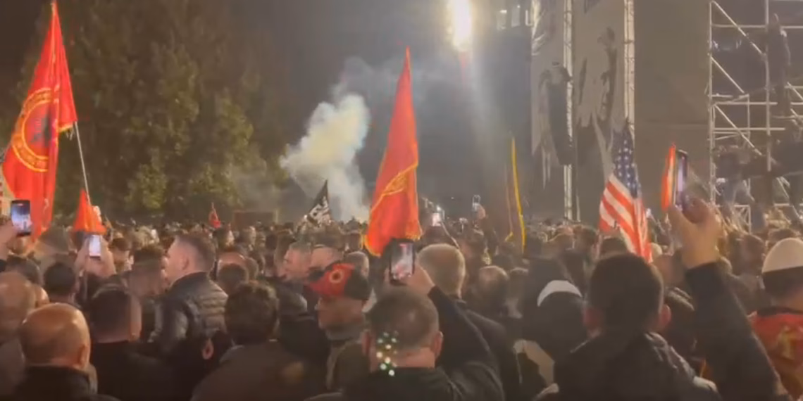 Protestuesit hedhin mjete piroteknike, organizatorët bëjnë thirrje të mos sulmohet policia