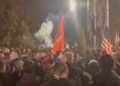 Protestuesit hedhin mjete piroteknike, organizatorët bëjnë thirrje të mos sulmohet policia