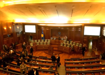 Deputetët nisin të hyjnë në sallë, pritet votimi për Specialen dhe presidenten