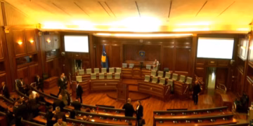 Deputetët nisin të hyjnë në sallë, pritet votimi për Specialen dhe presidenten