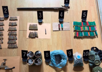 Policia gjen armë, granata dhe mbi 2 mijë fishekë në dy lokacione në Zubin Potok