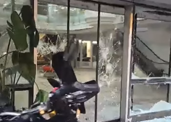 Gazetari Piro direkt nga protesta në Tiranë jep detaje: Raportohen protestues të lënduar, dëme të mëdha në biznese