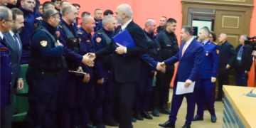 Qeveria e Shqipërisë miraton vendimin për shpërblimin me nga 2 mijë e 500 euro për policët