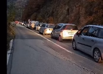 Zgjedhjet në Serbi, disa qytetarë serbë nga Zubin Potoku nisen për të votuar përtej kufirit