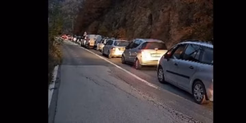Zgjedhjet në Serbi, disa qytetarë serbë nga Zubin Potoku nisen për të votuar përtej kufirit