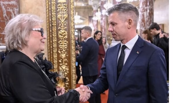 Presidentja e Kosovës zhvillon takim me kryeministrin hungarez, në fokus bashkëpunimi mes dy shteteve