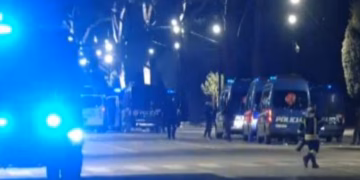 Shpërndahen protestuesit, nis pastrimi i rrugëve të Tiranës