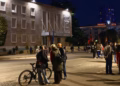 Protesta në Tiranë hyn në ditën e 17, protestuesit vendosen para Kryeministrisë, tubimi pa tensione