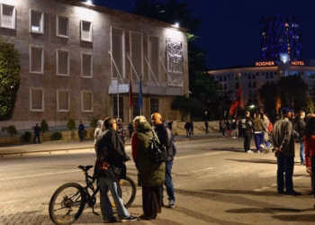Protesta në Tiranë hyn në ditën e 17, protestuesit vendosen para Kryeministrisë, tubimi pa tensione