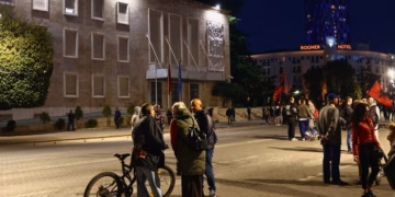 Protesta në Tiranë hyn në ditën e 17, protestuesit vendosen para Kryeministrisë, tubimi pa tensione