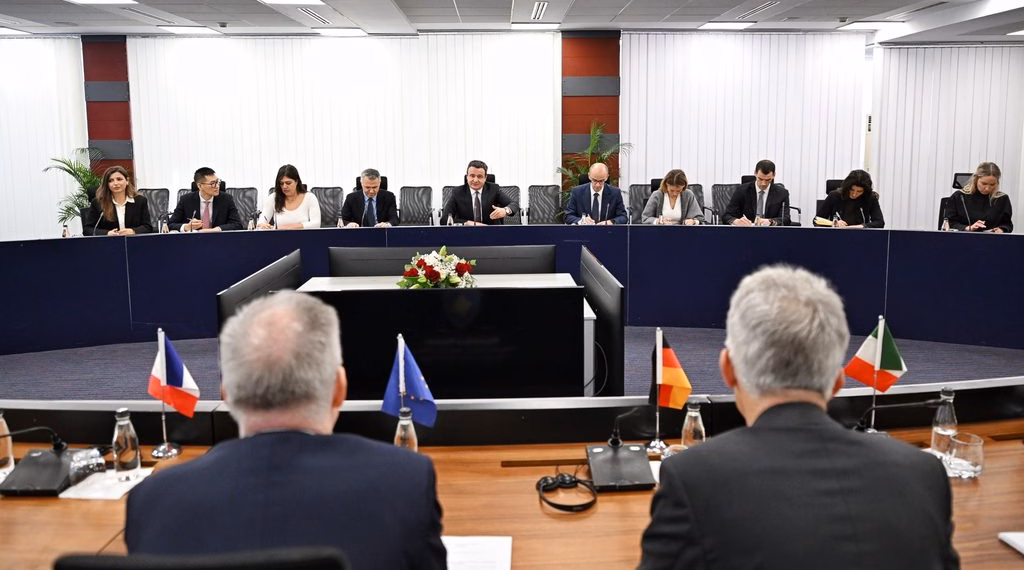 Kurti pret në takim Shefin e Zyrës së BE-së, atë të EULEX-it, si dhe ambasadorë të shteteve anëtare