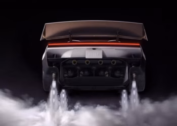 Elon Musk prezanton Teslën që fluturon, vetura bën salto në ajër dhe hidhet mbi automjete të tjera