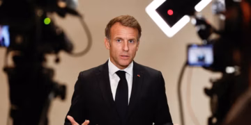Macron i quan “budallallëqe” pretendimet e liderëve të huaj se migrantët myslimanë janë përgjejgjës për trazirat në Francë