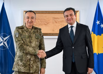 Komandanti i KFOR-it pritet në takim lamtumirës nga Kurti