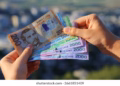 Shqipëria kufizon pagesat me para në dorë: Nuk lejohen më transaksione mbi 500 mijë lekë