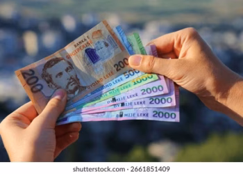 Shqipëria kufizon pagesat me para në dorë: Nuk lejohen më transaksione mbi 500 mijë lekë