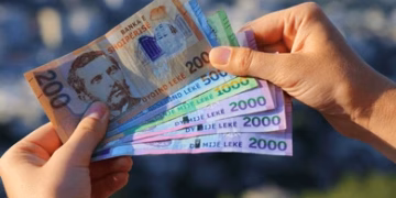 Shqipëria kufizon pagesat me para në dorë: Nuk lejohen më transaksione mbi 500 mijë lekë