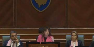 “Deri këtu po mbërrin era e duhanit”, Haxhiu kërcënon me Inspektorat deputetët që tymosin në Kuvend
