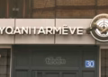 Vidhen 100 armë në një depo në Gjakovë