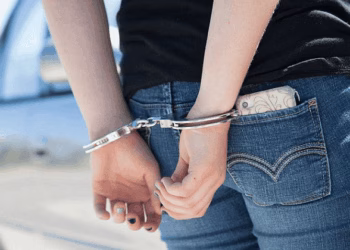 Një shtetase e huaja arrestohet në Prishtinë: Gjuajti me gurë në banesën e një burri, theu derën dhe hyri brenda