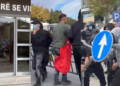 Përshkallëzohet protesta në Lezhë, thyhen xhamat e një gjimnazi, protestuesit shkulin kangjellat dhe tabelat rrugore