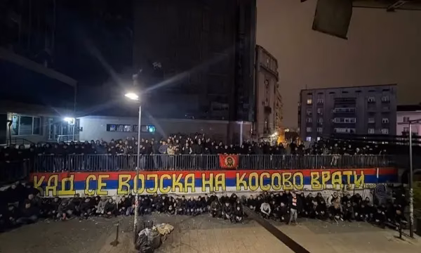 “Kur ushtria të kthehet në Kosovë”, tifozët e Crvena Zvezdës rikthejnë grafitin nacionalist në Beograd