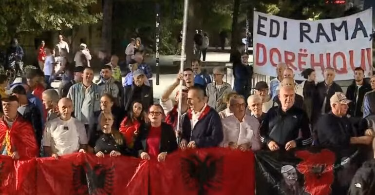 Protesta në Tiranë shënon ditën e 127-të
