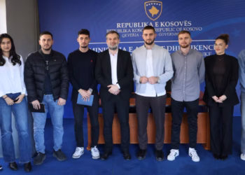 Çeku takohet me përfaqësuesit e Parlamentit Studentor të UP-së, në fokus Strategjia e Arsimit 2035+