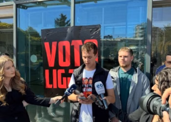 Disa të rinj mblidhen para Ministrisë së Drejtësisë, vendosin pankartën “Voto ligjin”