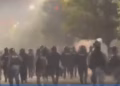 Protestuesit dhe deputetët rikthehen pranë Kuvendit