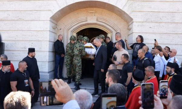 Kisha Serbe mbron krimet e luftës dhe nderon të dënuarit për krime: Nga Biljana Plavshiq te Ratko Mlladiqi