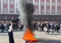 Protesta para Kryeministrisë, digjet “tryeza e dialogut” që e vendosi Rama