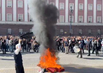Protesta para Kryeministrisë, digjet “tryeza e dialogut” që e vendosi Rama