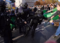 Nxënësit protestues bllokojnë përsëri shkollat e mesme franceze, policia përdor gaz lotsjellës