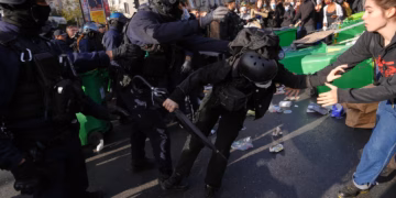 Nxënësit protestues bllokojnë përsëri shkollat e mesme franceze, policia përdor gaz lotsjellës