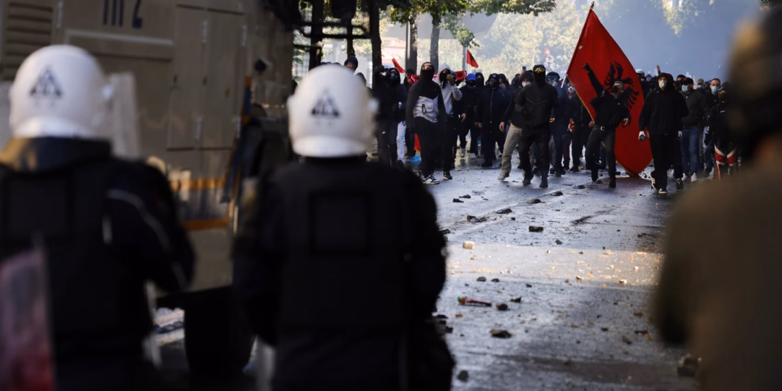 Nis dita e gjashtë e protestës në Tiranë, protestuesit mblidhen para Ministrisë së Arsimit