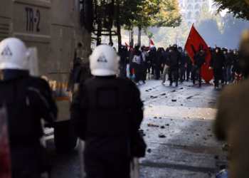 Nis dita e gjashtë e protestës në Tiranë, protestuesit mblidhen para Ministrisë së Arsimit